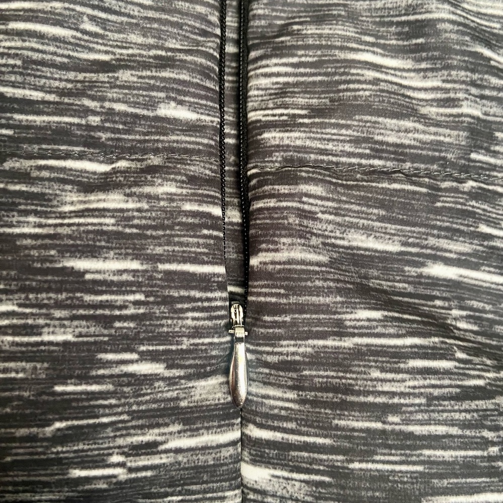 MED CHRISTOPHER & BANKS PUFFER VEST - Picture 6 of 8